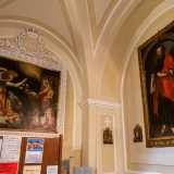 Sul lato destro invece si trovano il seicentesco quadro raffigurante San Paolo e uno con l�Annunciazione, entrambi provenienti dal vicino monastero di San Pietro 